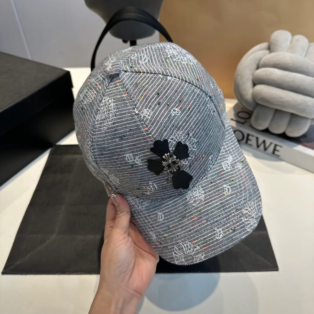 P56 Crow Heart 🆕🆕New baseball cap, personalized fashion classic cross logo, casual with a cool feeling, unisex style, same style for men and women! Very easy to match! Head circumference: 56-58cm is available